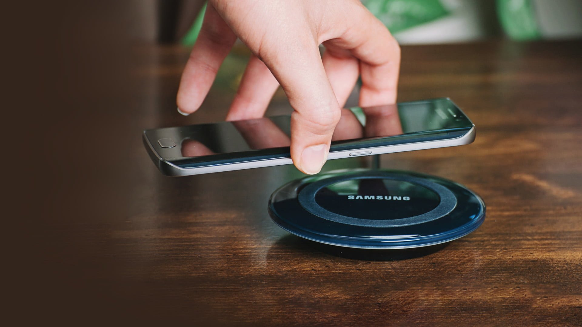 Samsung To Launch Affordable Wireless Charger For Mid-Range Smartphones